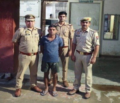 नीली टीशर्ट में बहन की ऑनर किलिंग करने वाला आरोपी भाई हसीन पुलिस ने अरेस्ट किया