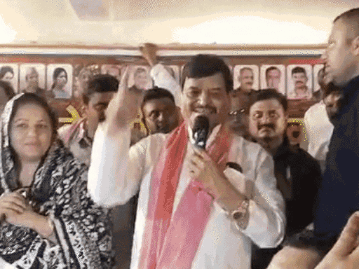 शिवपाल यादव के साथ सपा प्रत्याशी नसीम सोलंकी।