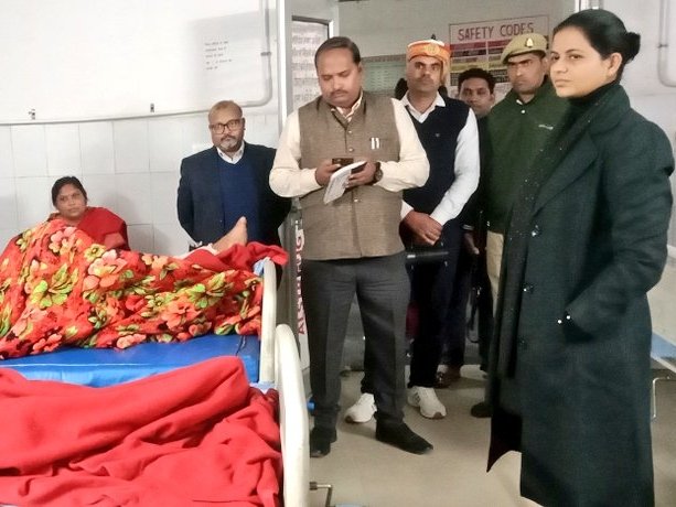 अमेठी डीएम ने अस्पताल का निरीक्षण किया।