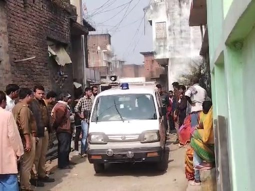 कुंभ से शव को लाता एंबुलेंस।